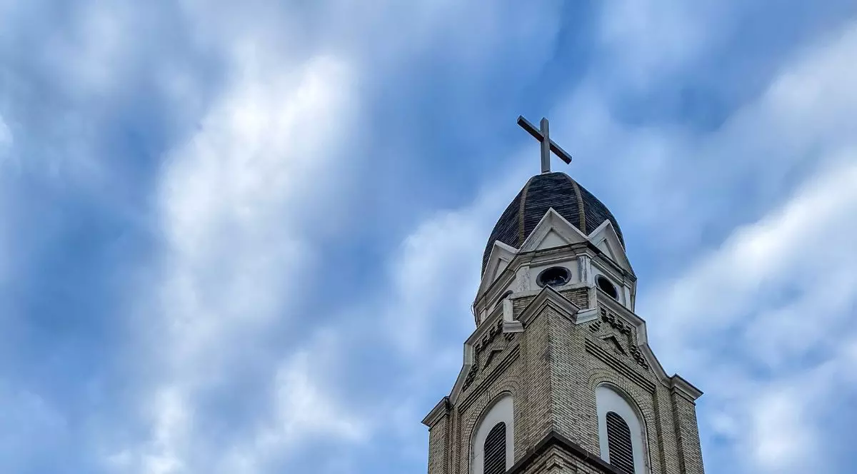 turla unei biserici aurii, cu o cruce