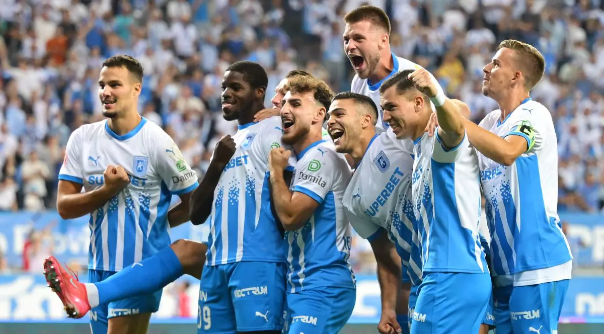 Fotbalistii craioveni Assad Al Islam Al Hamlawi, Aimé Steven Nsasa Nsimba, Anzor Mekvabishvili, Samuel Teles Pereira Nunes Da Silva, Juraj Badelj, Carlos Andrei Mora Montoya si Nicusor Silviu Bancu se bucura pentru victoria obtinuta in meciul de fotbal dintre Universitatea Craiova si İstanbul Başakşehir FK, contand pentru Play-Off Conference League , desfasurat pe Stadionul Ion Oblemenco din Craiova, joi 28 august 2025. © FOTO:Raed Krishan/SPORT PICTURES