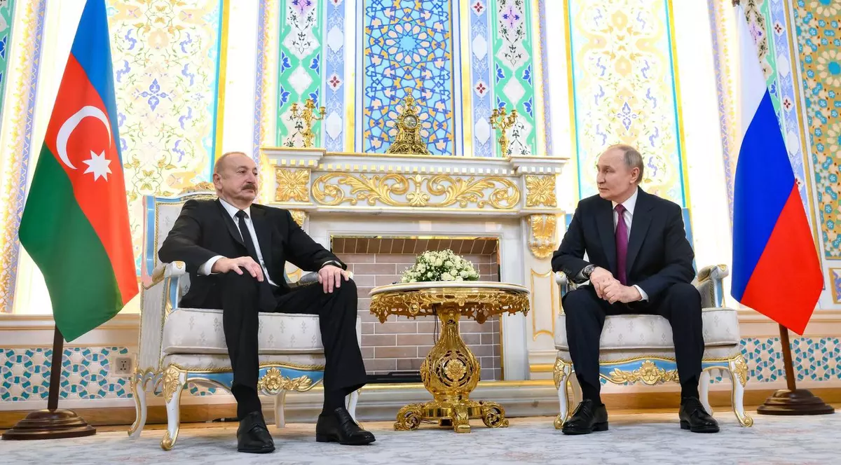 Vladimir Putin (dreapta), surprins în timp ce i se adresează lui Ilham Aliev, care pare că evită contactul vizual cu liderul rus Foto: Profimedia