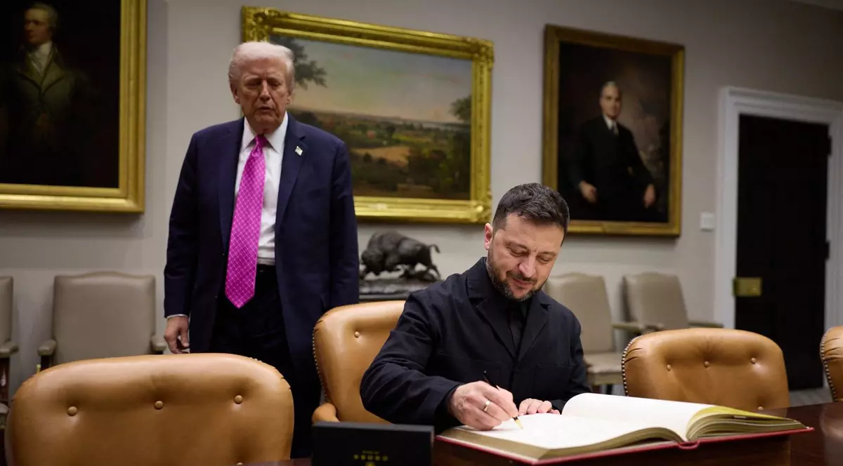 Volodimir Zelenski (în prim-plan) și Donald Trump în timpul întrevederii de la Casa Albă Foto: Profimedia