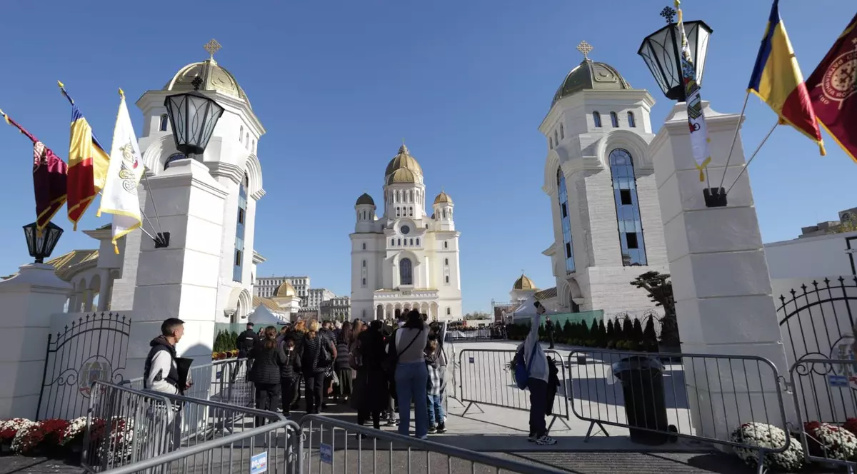 mii de oameni stau la coada la intrarea in Catedrala Mantuirii Neamului