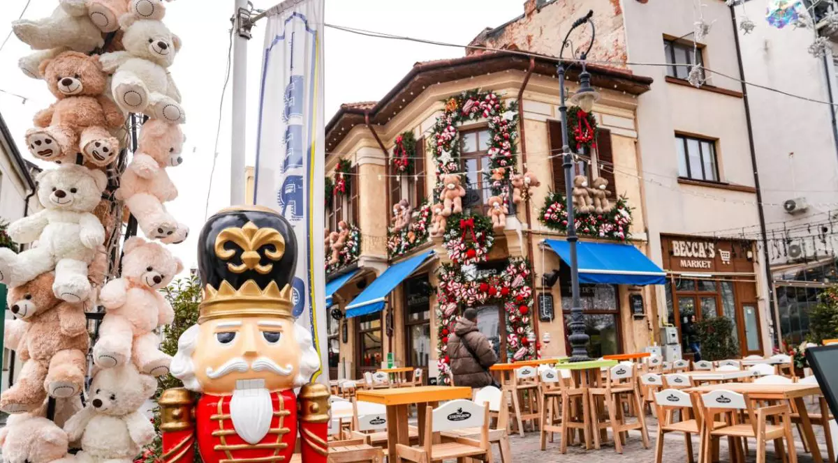 Imagine de pe o stradă din Craiova decorată pentru târgul de Crăciun, noiembrie 2025