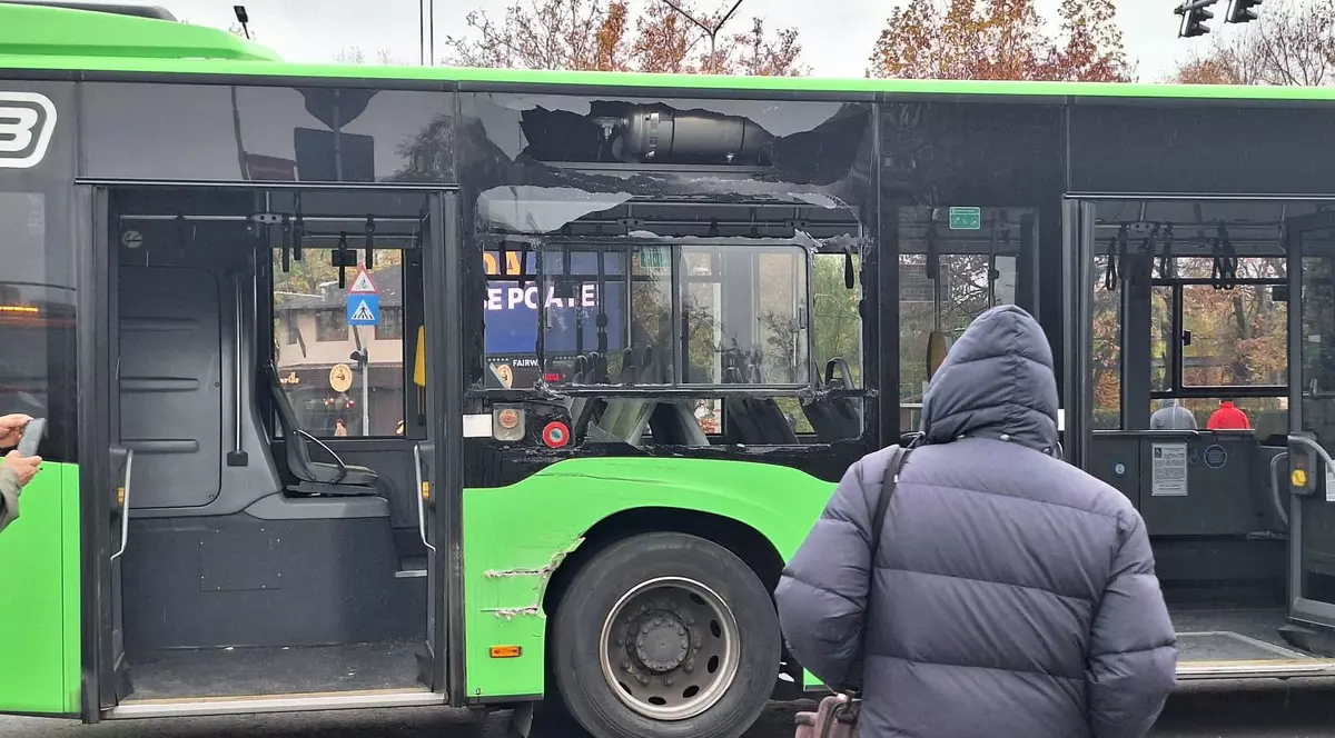 Autobuz STB după accident cu un tramvai 41, in sector 6
