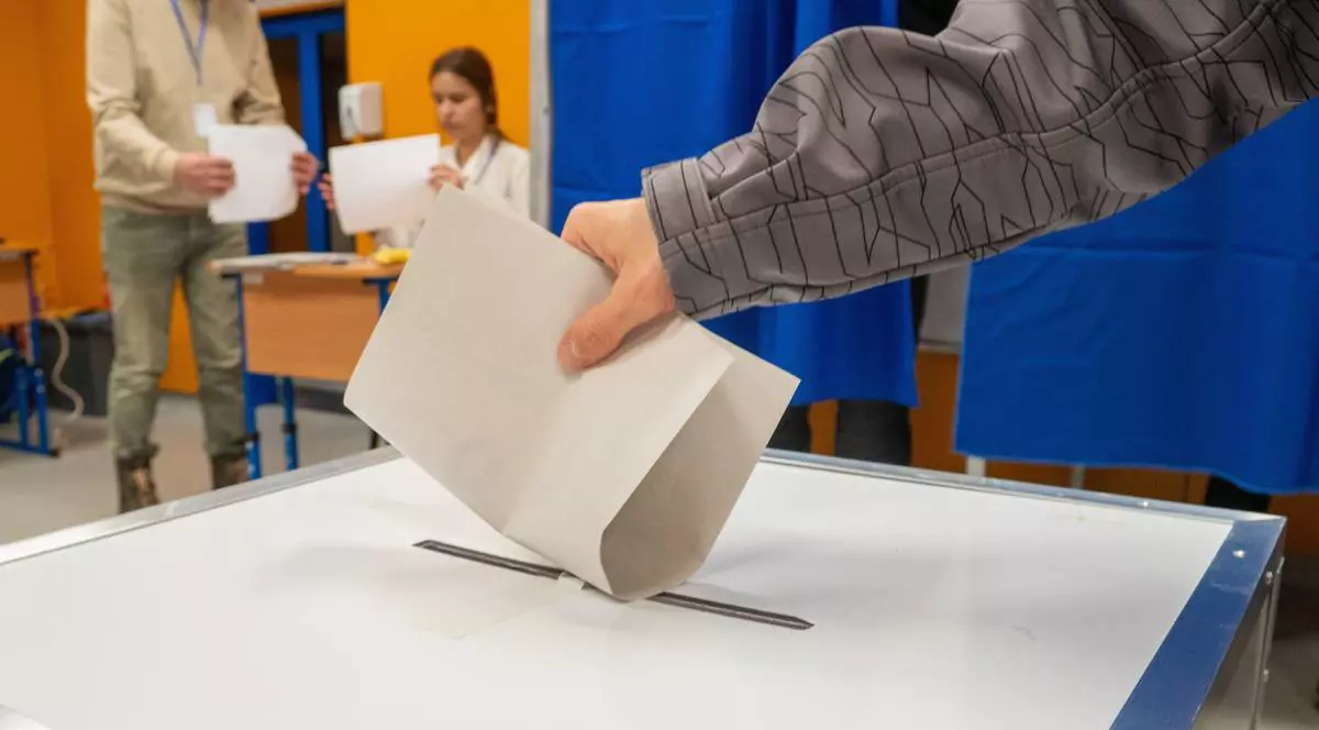 Sondaj CURS pentru Prim&#259;ria Bucure&#537;ti: candida&#539;ii de pe locurile 2 &#537;i 3 sunt la egalitate, liderul are 5 procente &icirc;n fa&#539;&#259;