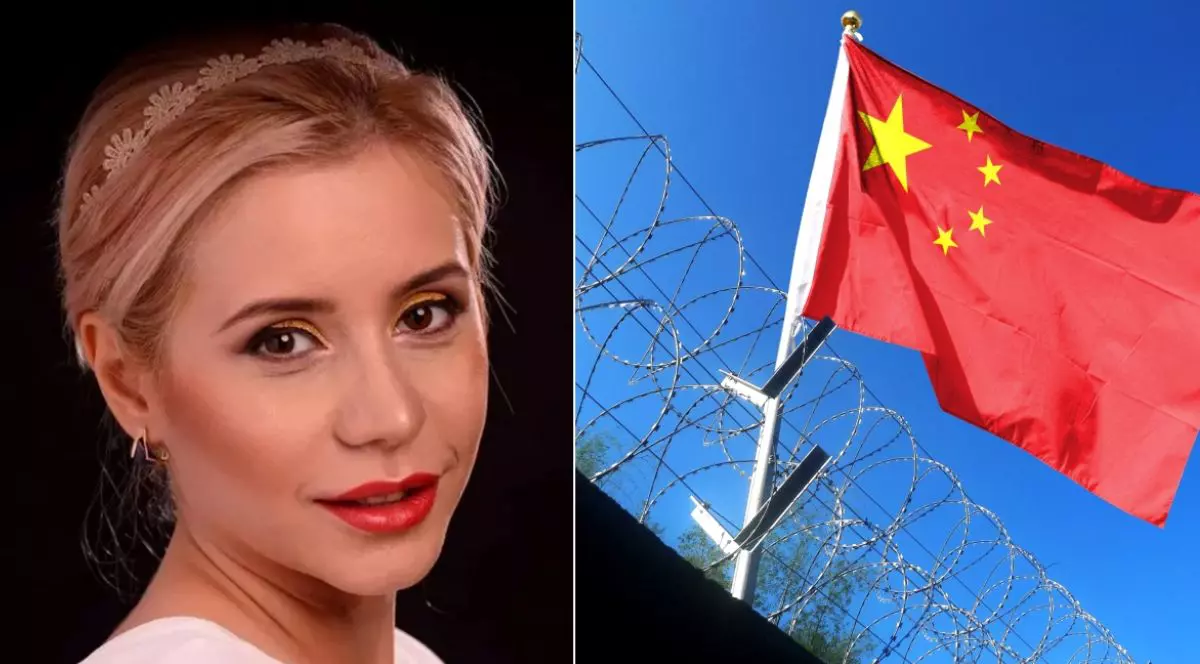 Colaj foto cu Alina Apostol în stânga, cu părul prins și fundal negru, iar în dreapta un gard de sârmă ghimpată și steagul Chinei, iar pe fundal se vede cerul albastru