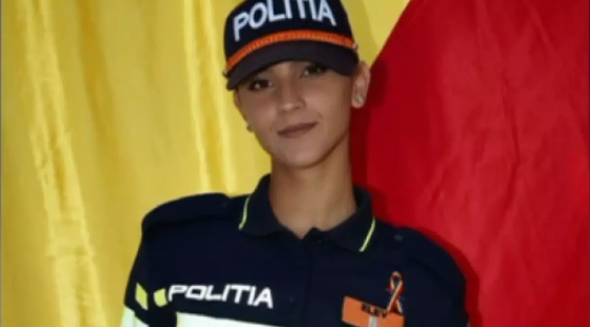 O fată în uniformă de poliție, cu inscripția "POLIȚIA" pe șapcă și pe tricou. Pe tricou se observă și un ecuson portocaliu cu "ELEV".