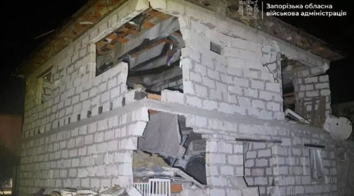 O casă cu etaj din Ucraina, Zaporojie, a fost distrusă în urma atacului Rusiei, din noaptea de 1-2 noiembrie 2025