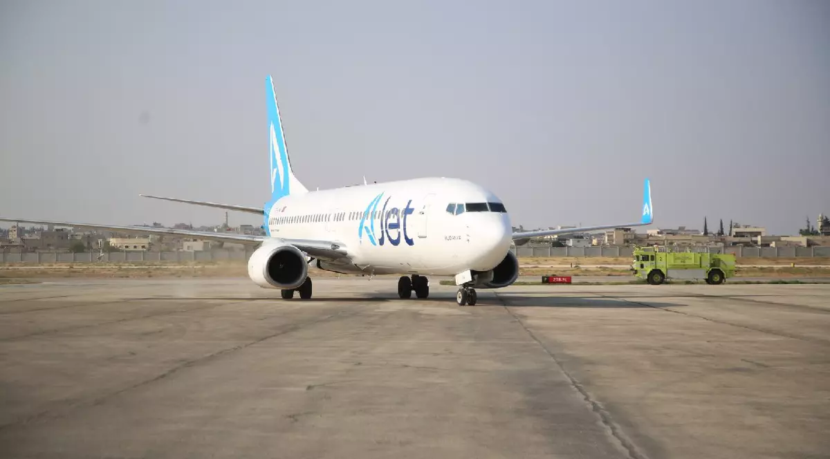 Un avion al companiei aeriene din Turcia, AJet, pe pista unui aeroport, august 2025