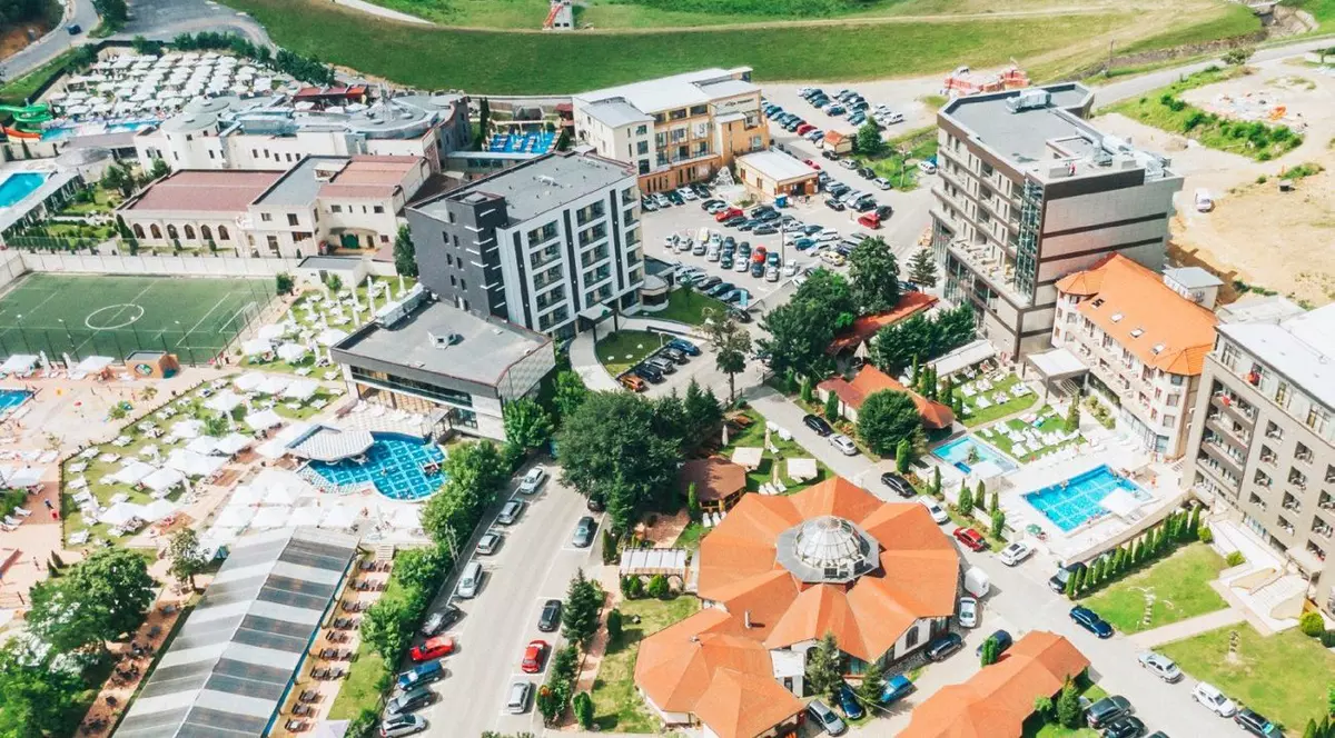 Descoperă Băile Felix și Oradea: două bijuterii ale turismului din vestul României, aproape una de alta. Se îmbină relaxarea termală cu eleganța urbană