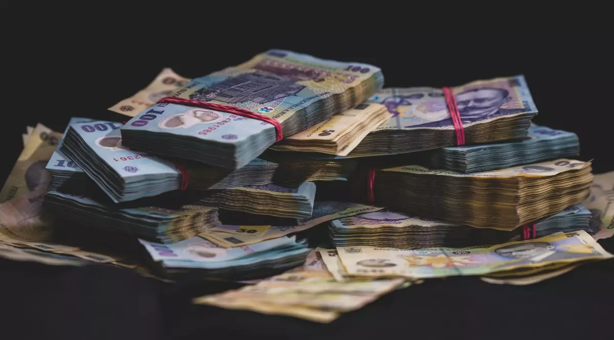 BNR a tip&#259;rit peste 1.200 de tone de bani noi, echivalentul a 600 de camioane. Ce a &icirc;nsemnat denominarea leului