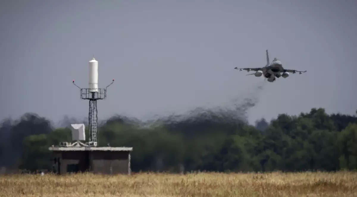 VOLKEL - Unul dintre ultimele două avioane de vânătoare F16 (din cele 24 promise) părăsesc baza aeriană Volkel. Avioanele sunt destinate Ucrainei. În total, Țările de Jos au promis 24 de avioane F16. Plecarea avioanelor F16 olandeze către Ucraina, Volkel, Țările de Jos - 26 mai 2025