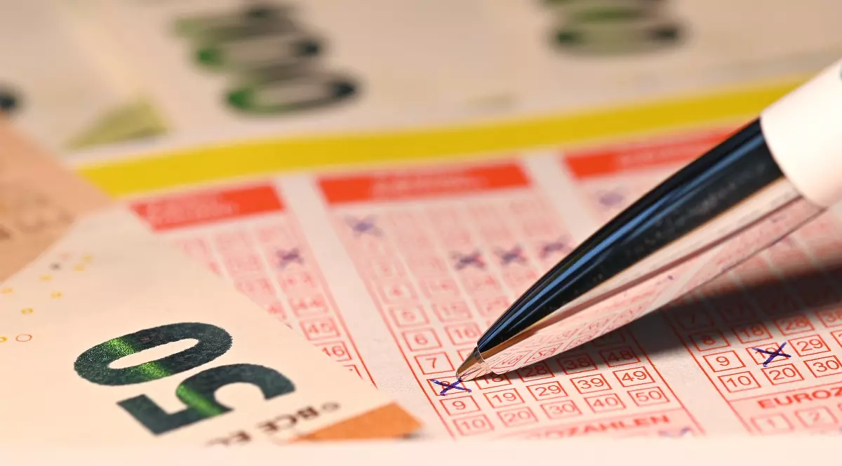 Un b&#259;rbat care nu &#537;tia c&#259; a c&acirc;&#537;tigat marele premiu la loto &#537;i-a g&#259;sit biletul &icirc;n ma&#537;in&#259;, &icirc;n ultimul moment: &bdquo;Sunt &#537;ocat&rdquo;