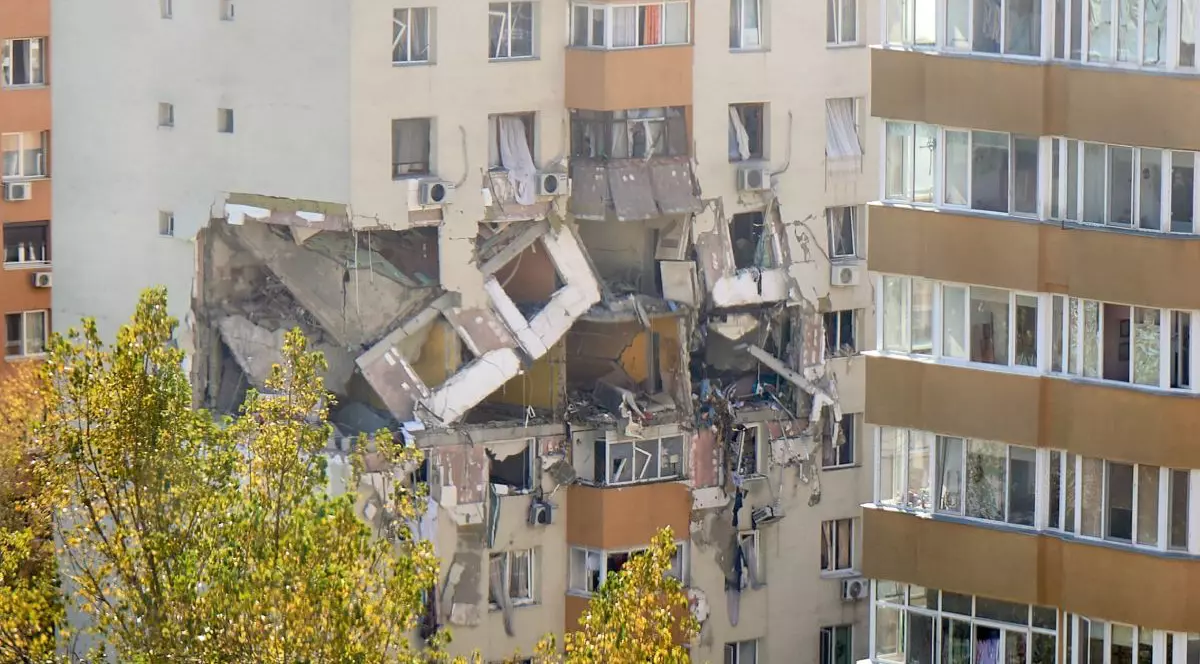 Blocul afectat de explozia unei acumulări de gaz, în Rahova, cu o mare bucată de perete smulsă, geamuri sparte, la etajele superioare