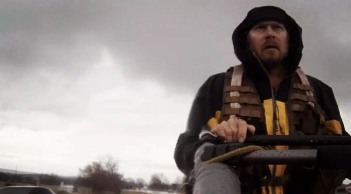 Britanicul care merge pe jos în jurul lumii de 27 de ani, surprins într-o zi ploioasă, în timpul expediției sale