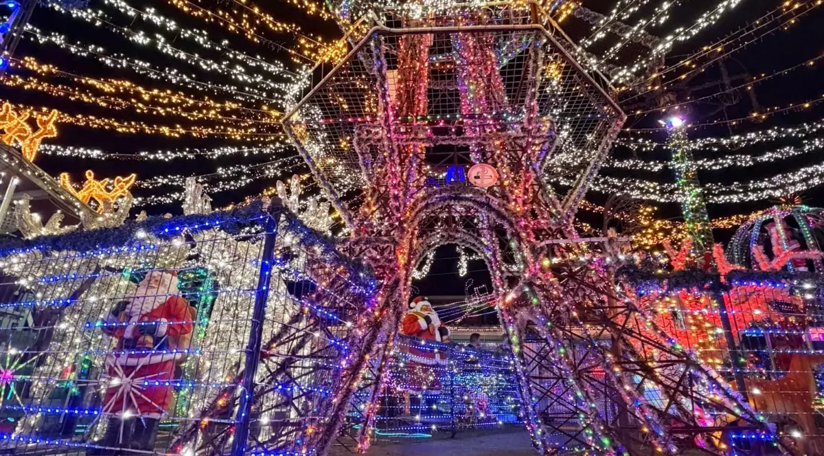 Un b&#259;rbat &#537;i-a transformat curtea &icirc;ntr-un adev&#259;rat parc de distrac&#539;ii cu peste 250.000 de lumini&#539;e de Cr&#259;ciun: &bdquo;Asta fac tot anul&rdquo;