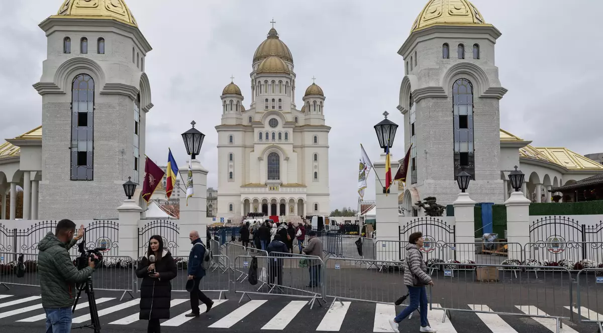 mii de oameni stau la coada la intrarea in Catedrala Mantuirii Neamului
