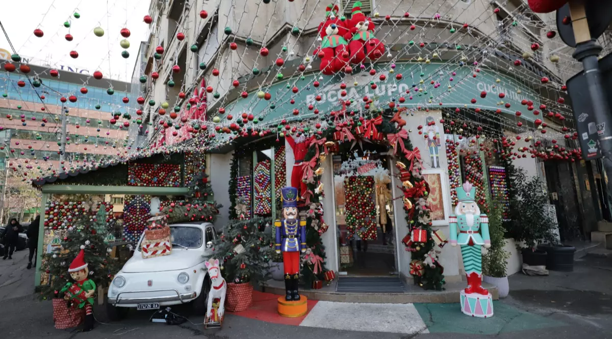 O clădire împodobită de Crăciun. Se observă luminițe, globuri, doi ursuleți roșii.