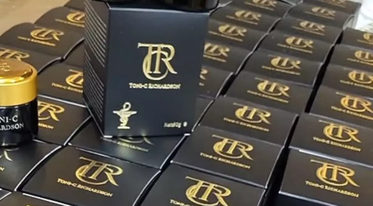 teanc de cutii negre cu logo și text auriu, în care se află creme vândute sub marca Toni C. Richardson de Ancuța Cârcu