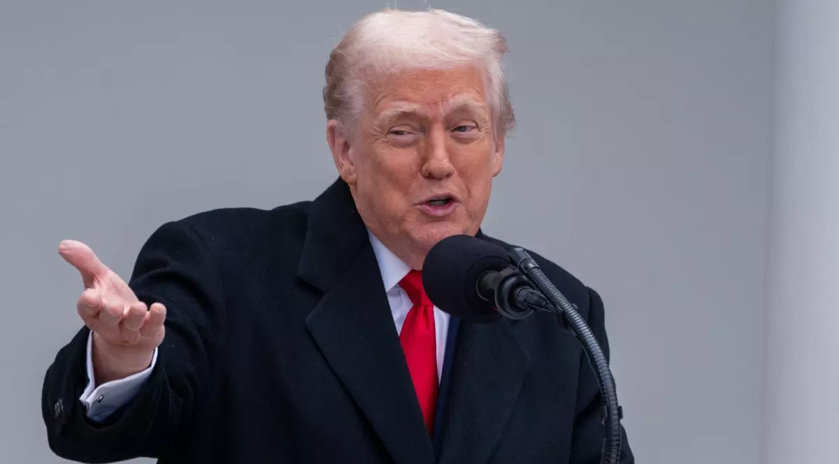 Președintele american Donald Trump, în timpul unui discurs la Casa Albă, vorbește în fața microfonului și arată cu degetul în partea dreaptă