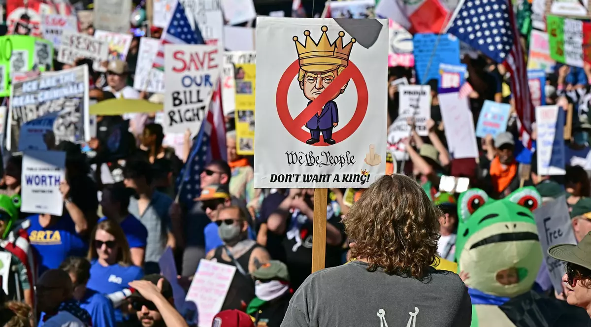 De la New York la San Francisco, milioane de americani sunt așteptați să iasă în stradă pentru a-și exprima furia față de politicile președintelui Donald Trump în cadrul protestelor naționale „Fără regi”