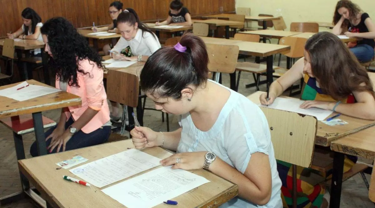 Elevi de liceu în bănci