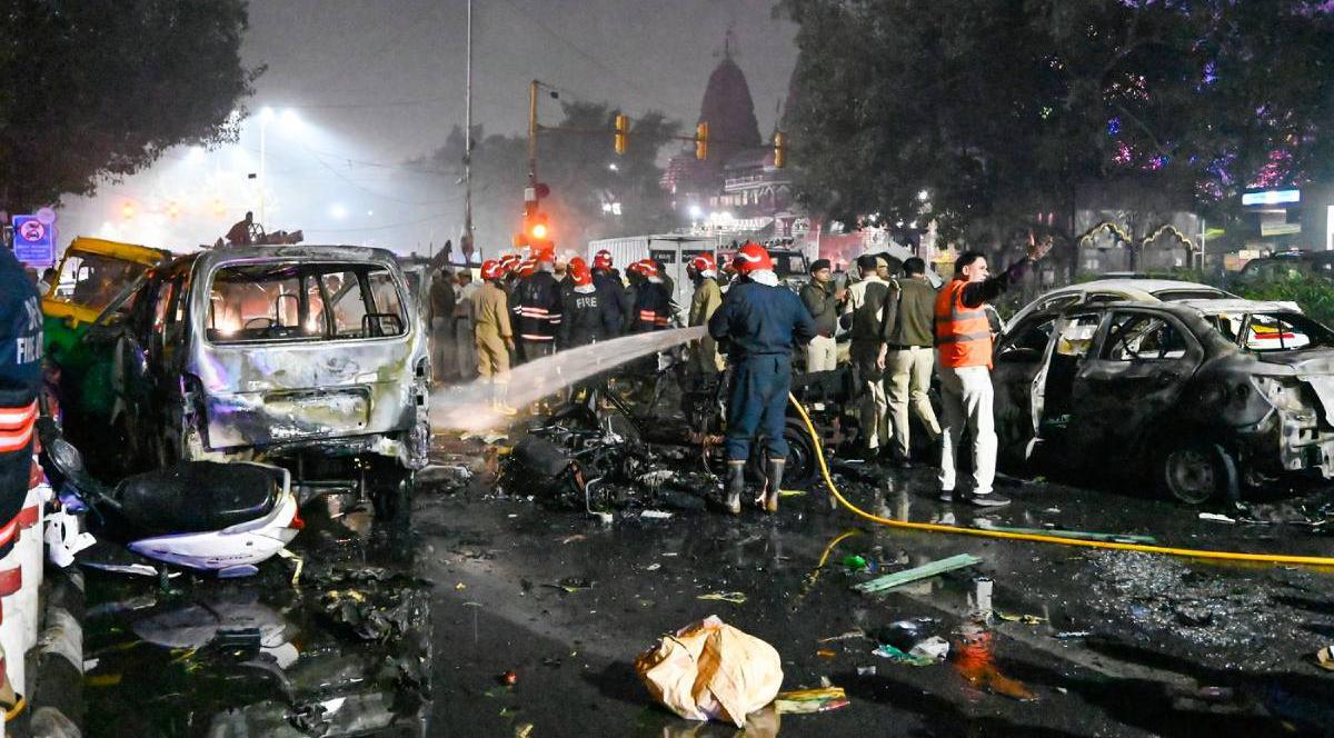 Cele două mașini care au explodat în Delhi, au ars ca o torță până când s-au făcut scrum, pompierii și salvatorii încercând să stingă flăcările