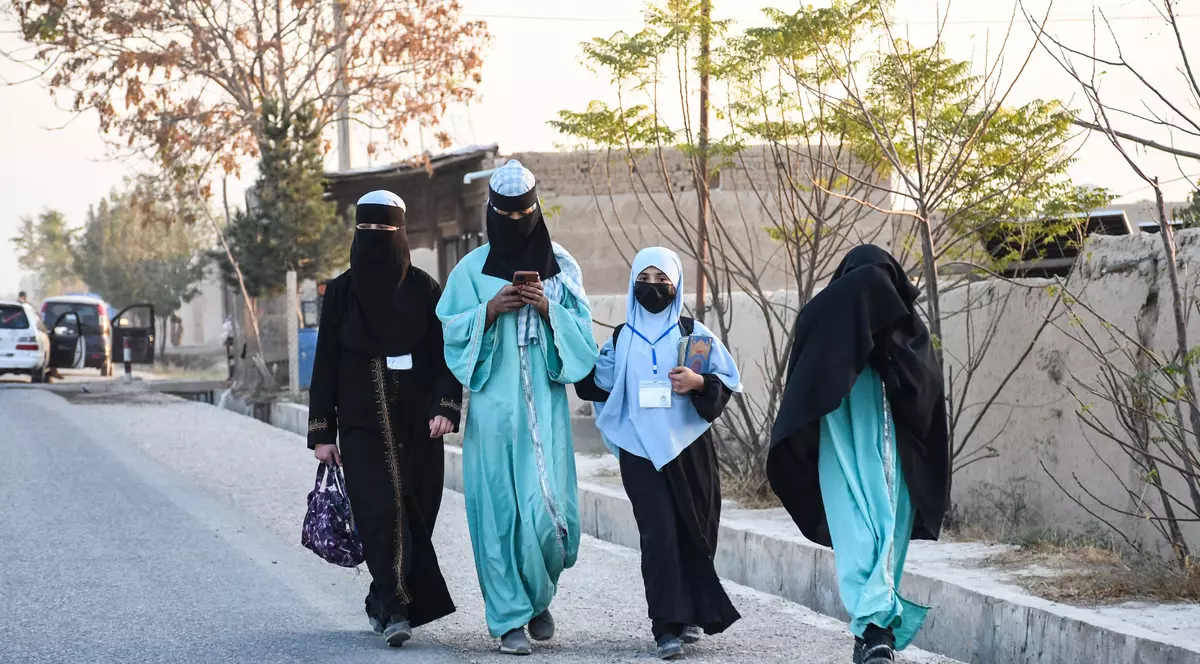 &#538;ara &icirc;n care b&#259;rba&#539;ilor li se cere s&#259;-&#537;i denun&#539;e &bdquo;so&#539;iile obraznice&rdquo;: &bdquo;Preda&#539;i-le, s&#259; le &laquo;corect&#259;m&raquo; noi!&rdquo;