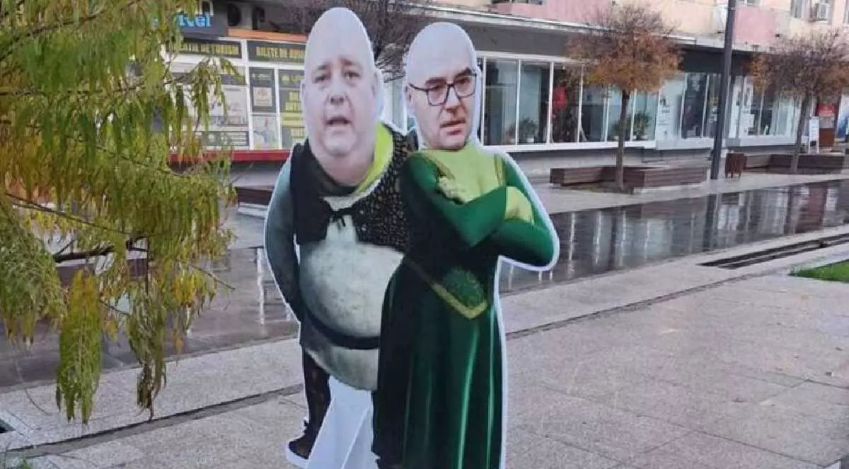 B&#259;rbat amendat &icirc;n Buz&#259;u pentru c&#259; a pus fotografiile unor politicieni pe machete din carton cu personaje din Shrek
