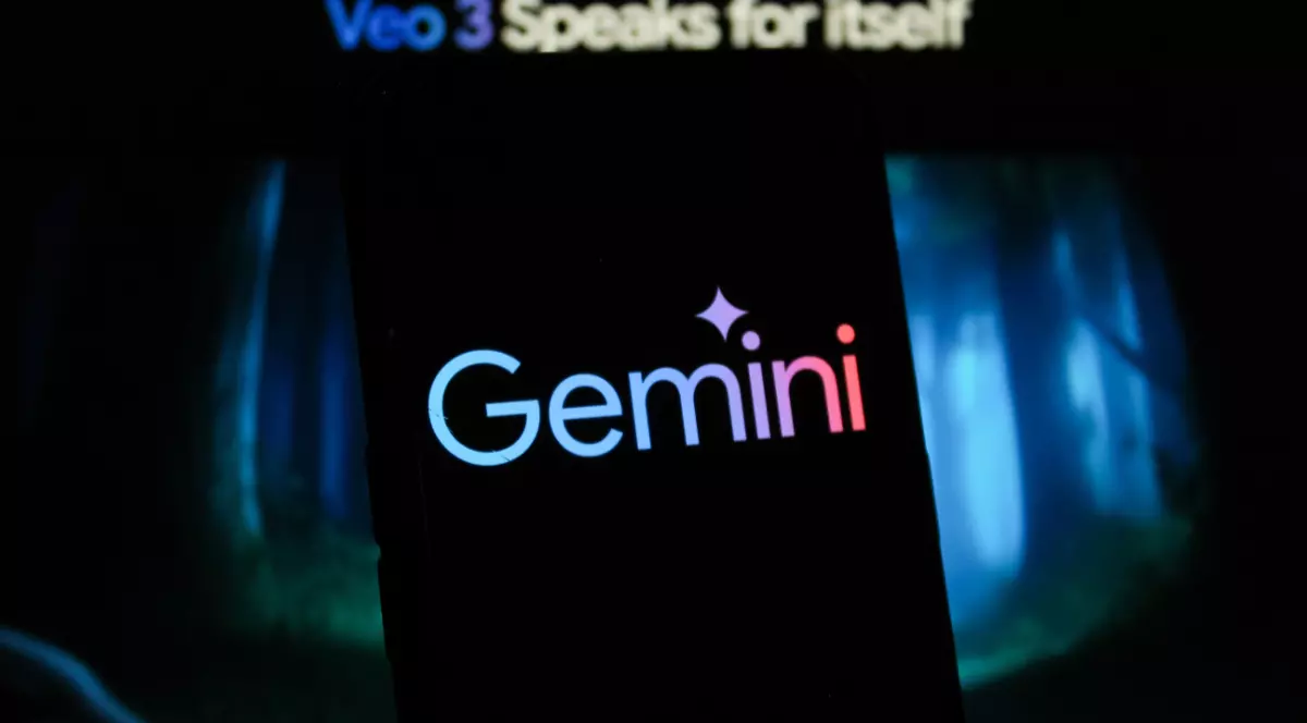 Un telefon pe care se vede logo-ul Gemini 3, iar în spatele lui este proiecția unei păduri