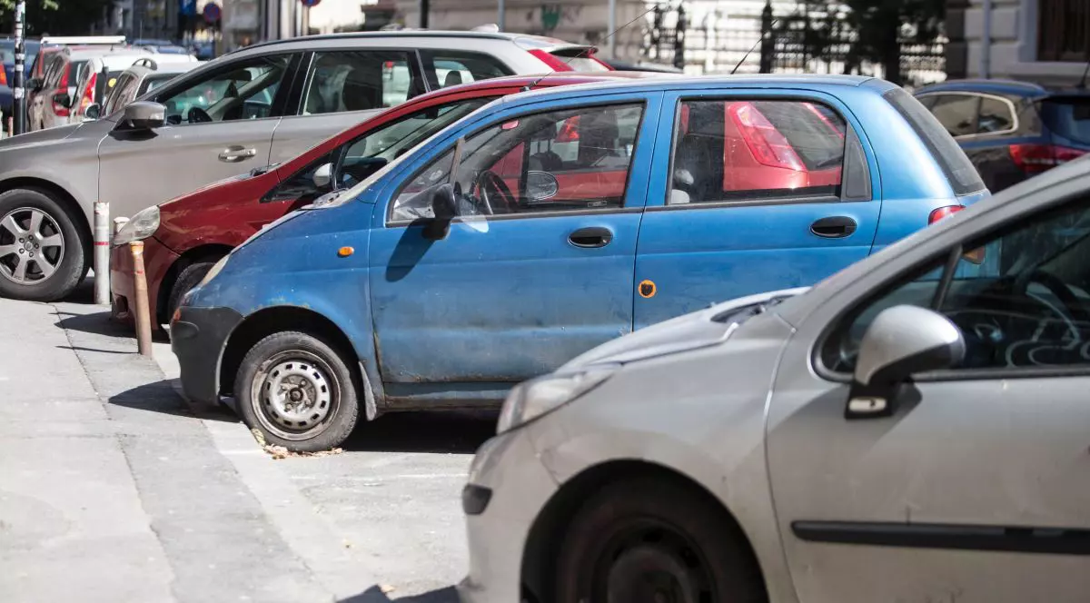 Mai multe masini sunt parcate strazile din centrul Bucurestiului, 20 august 2019