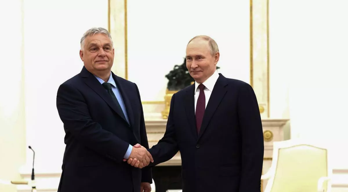Vladimir Putin și Viktor Orban dau mâna înaintea unei întâlniri la Moscova, 5 iulie 2024