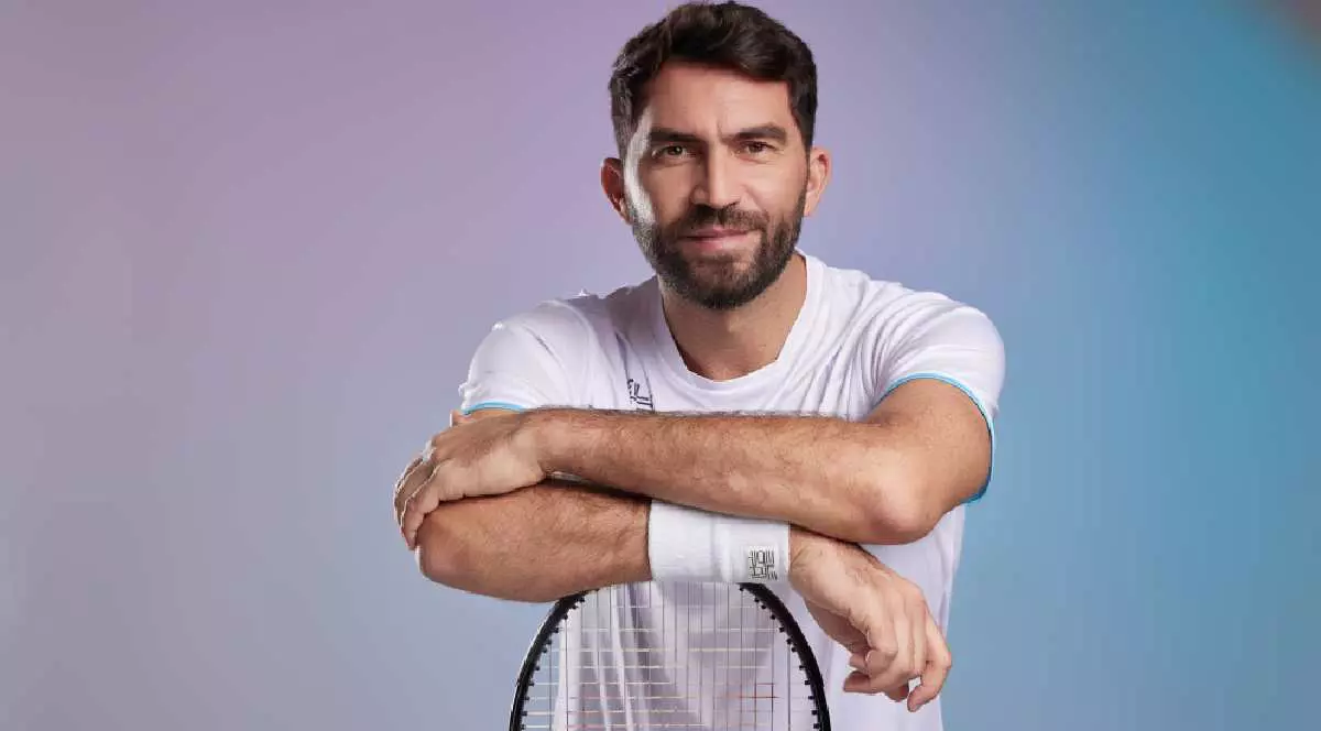 Horia Tecău își ține mâinile pe racheta de tenis