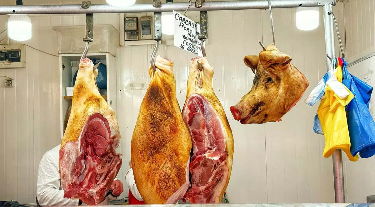 Tarabele sunt pline de carne de porc în Piața Obor din București. Foto: Libertatea