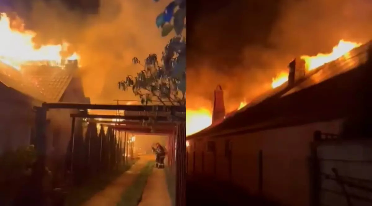 Cola cu două fotografii în care se vede cum acoperișul undei case cu două etaje este cuprins de flăcări