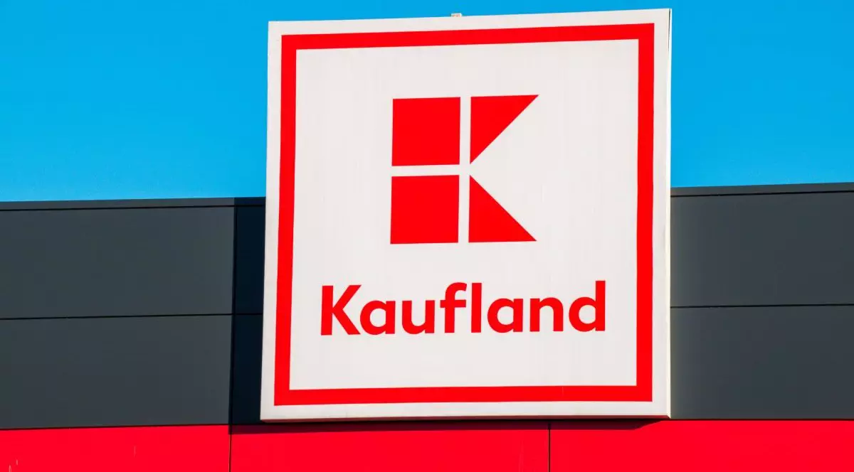 Sigla Kaufland pe un magazin, iar pe fundal cerul albastru