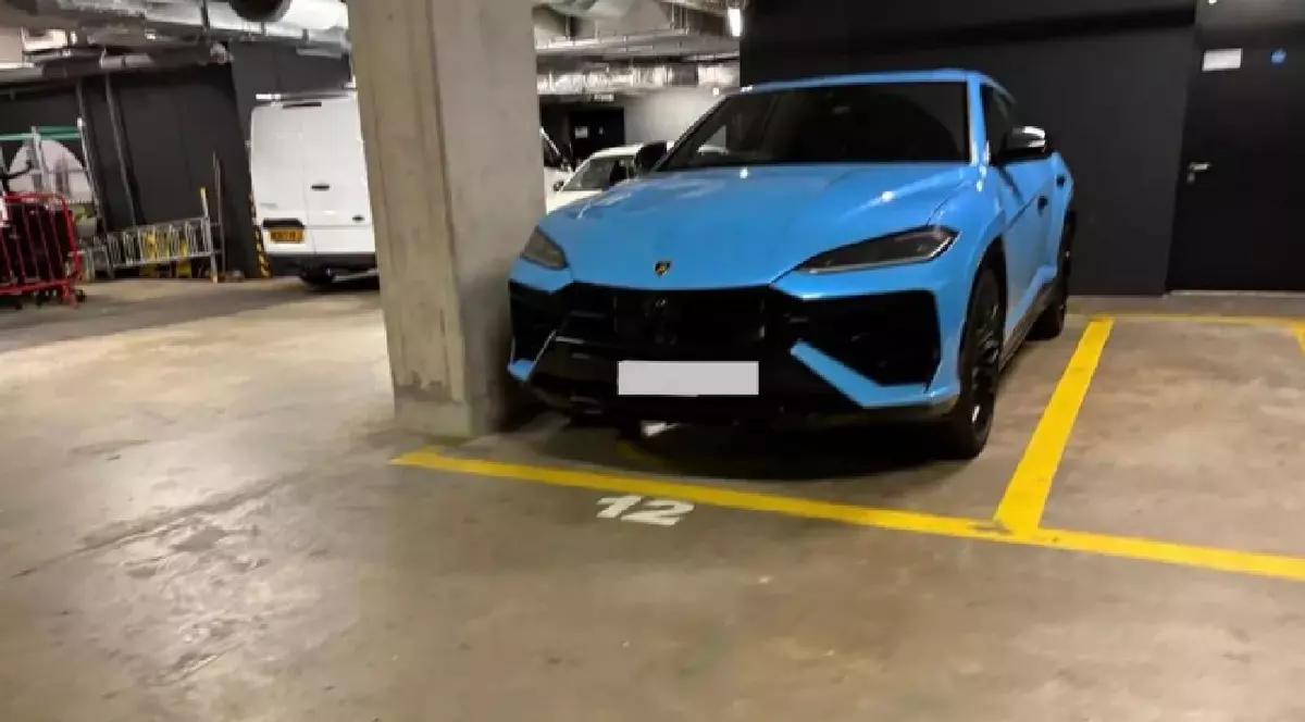 Politicianul și-a parcat limuzina Lamborghini de 235.000 de euro pe un loc pentru persoane cu dizabilități, în Londra