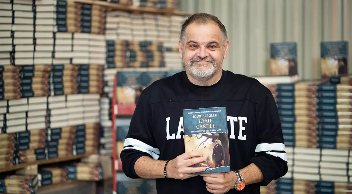 Igor Bergler cu o carte în mână