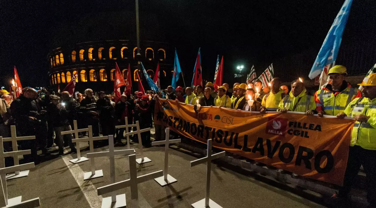 Marș la Roma cu torțe în memoria lui Octav Stroici, românul mort la Torre dei Conti.