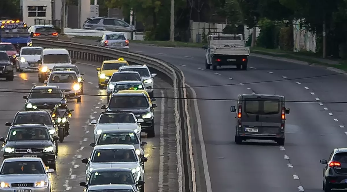 Mai multe mașini care circulă pe DN1