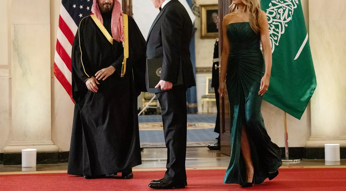 „Transferarea poverilor” Orientului Mijlociu - o cămilă cu trei cocoașe