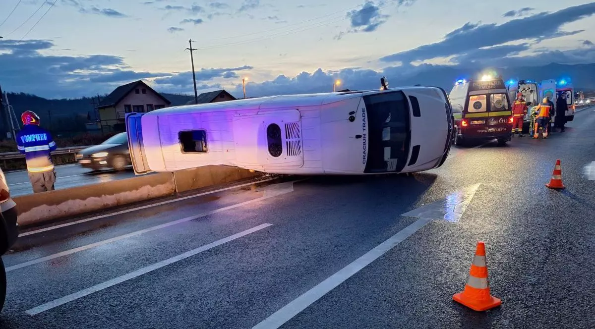 Un microbuz alb plin cu oameni s-a răsturnat pe șosea, la fața locului este și ambulanța, la Veștem, Sibiu, 18 noiembrie 2025
