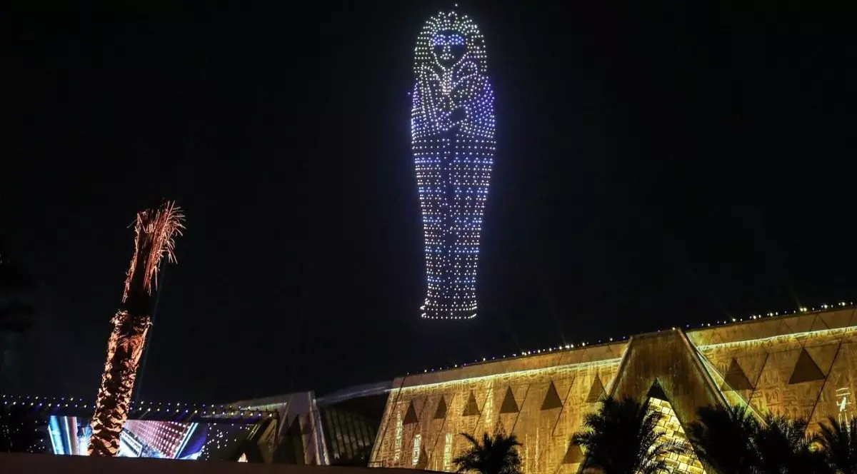 O vedere a Marelui Muzeu Egiptean, construit lângă Piramidele din Giza, în timpul ceremoniei de deschidere din 1 noiembrie 2025 la Cairo, Egipt. Muzeul, care este în construcție de mai bine de două decenii și este cel mai mare muzeu arheologic din lume, va permite vizitatorilor să vadă comoara completă a faraonului Tutankhamon într-un singur loc.