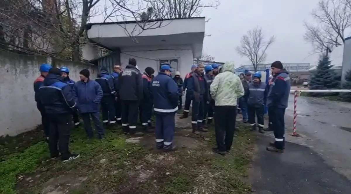 Mai mulți angajați de la Navrom Galați au ieșit în curtea fabricii și fac grevă de avertisment, într-o zi de toamnă, 24 noiembrie 2025
