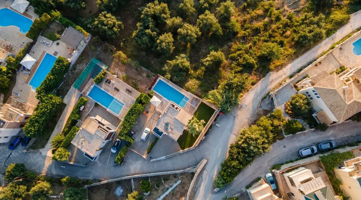 Vedere aeriană a caselor rezidențiale scumpe din orășelul insular Syvota, Grecia.