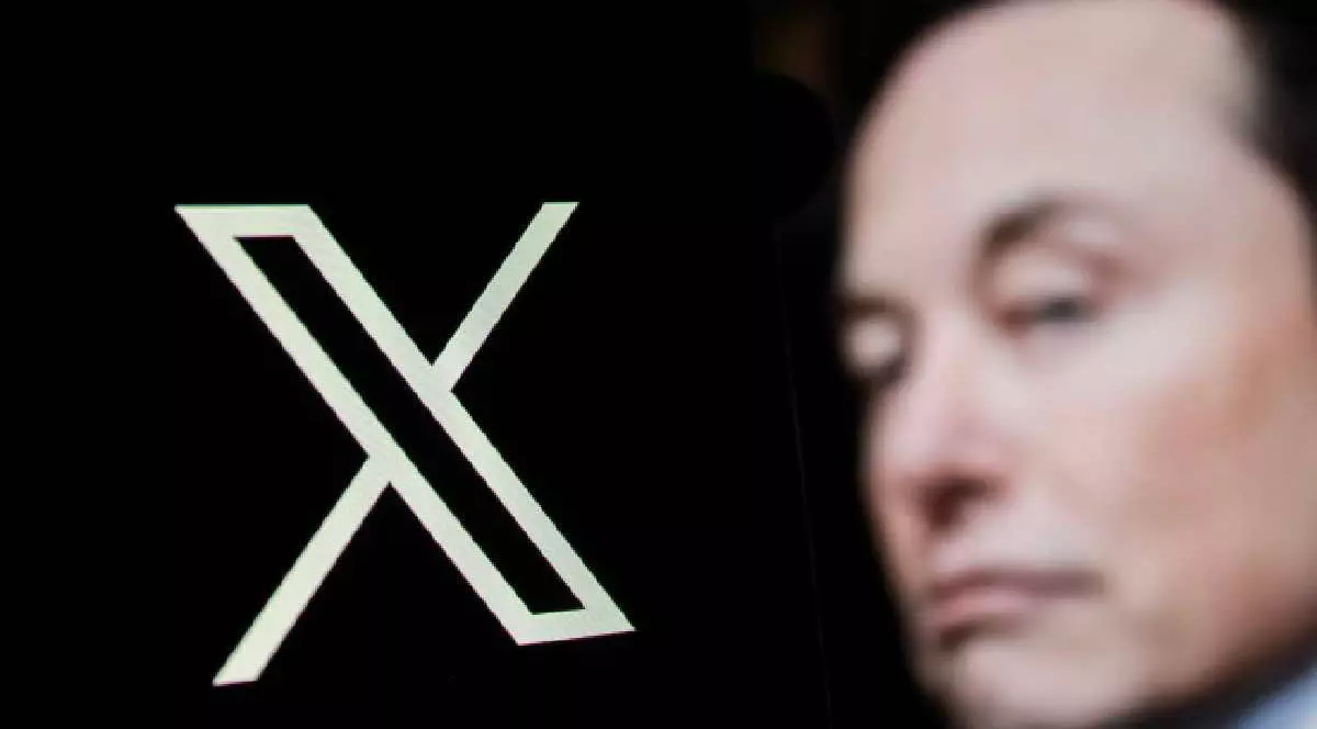 Sigla platformei X este afișată cu profilul lui Elon Musk în fundal.