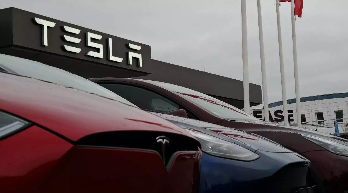 Mașini Tesla parcate lângă sediul companiei