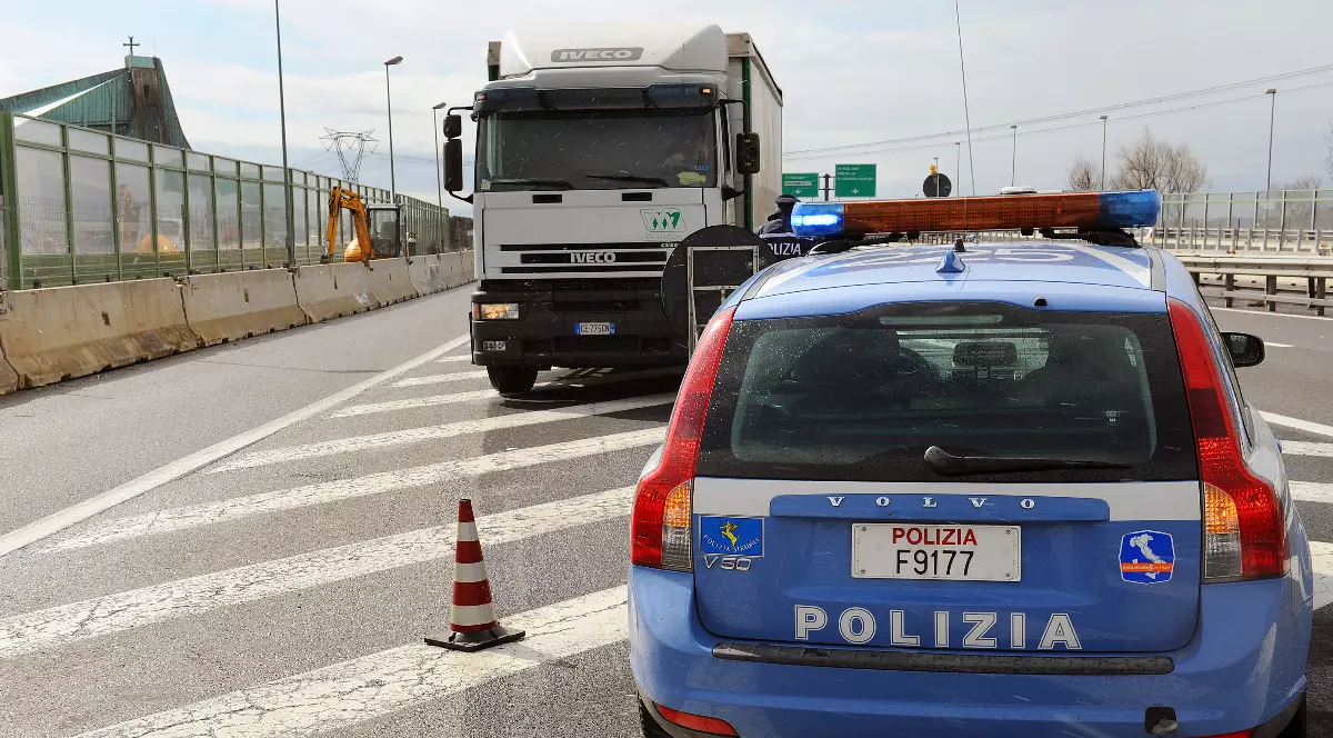 Un șofer de TIR a fost oprit pe autostradă și dat jos de polițiști imediat ce au văzut un singur detaliu din cabină