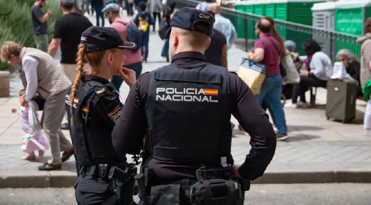 Doi polițiști spanioli în timpul unei discuțiii