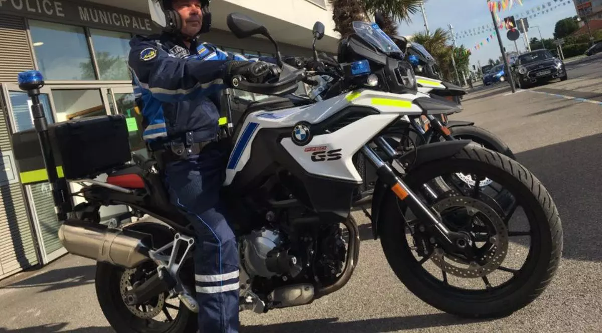 Un adolescent pe biciclet&#259; a dep&#259;&#537;it motocicleta BMW a poli&#539;iei, pe autostrad&#259;. Avea 120 km/h, poli&#539;istul &bdquo;s-a sim&#539;it ca &#537;i cum ar fi stat pe loc&rdquo;