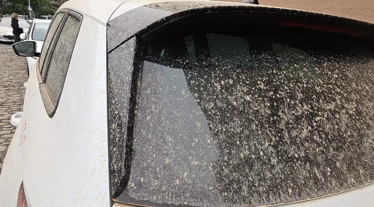 Mașină acoperită cu praf saharian